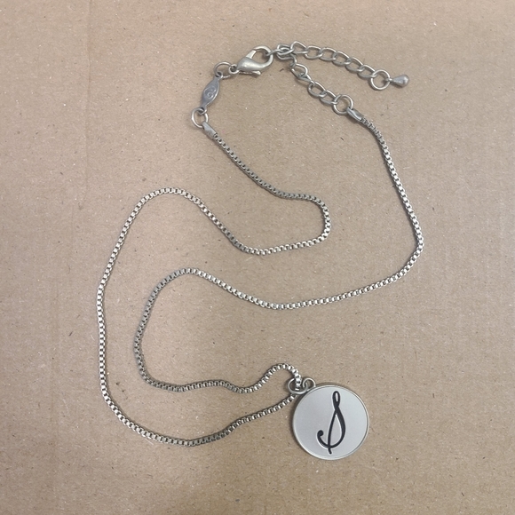 S initial necklace - Picture 2 of 3